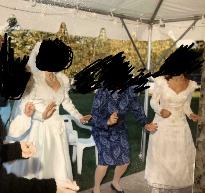 Novias y invitados en boda con vestidos clásicos en una fiesta al aire libre bajo carpa, mostrando momentos espontáneos.