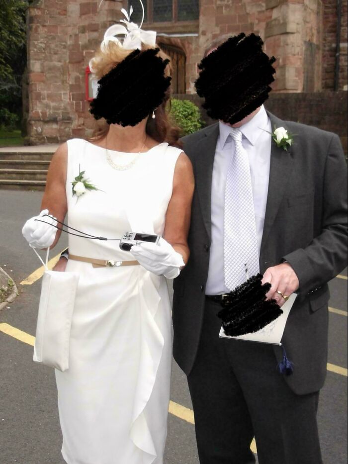 Pareja vestida para boda con traje y vestido blanco, ejemplo de las peores novias y novios criticados en bodas.