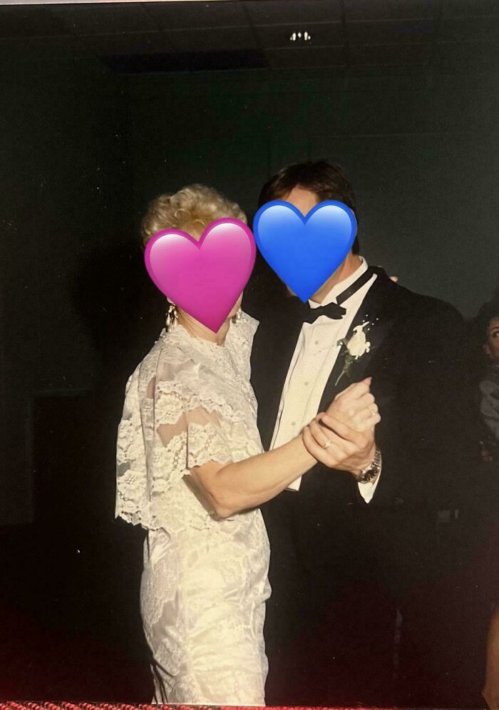 Pareja bailando en boda con vestido de encaje y esmoquin clásico, imagen destacada de peores novios y asistentes.