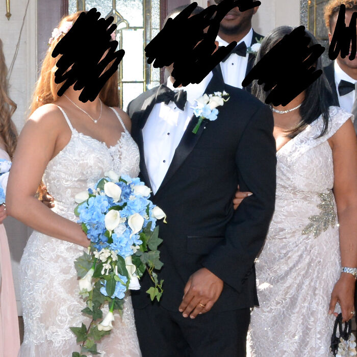 Pareja vestida de novios y acompañantes, imagen relacionada con las peores bodas y los invitados más criticados.