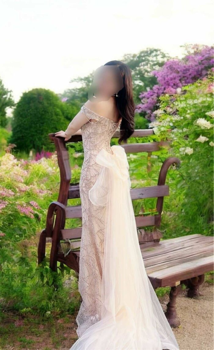 Novia con vestido largo y velo en un jardín, ejemplo de las peores novias en bodas según críticas populares.