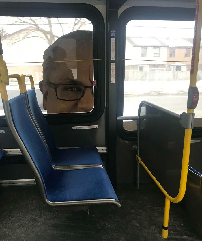 Publicidad con un fallo divertido en un autobús donde una imagen crea la ilusión óptica de un rostro gigante en la ventana.