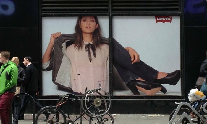 Publicidad de Levi's con un error gráfico visible que provoca un divertido fallo publicitario en la calle.