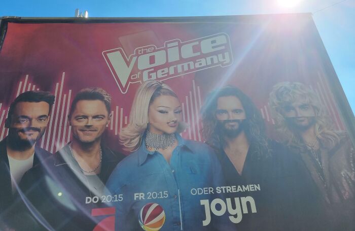 Cartel publicitario con fallos visuales en rostros, ejemplo de divertidos fallos publicitarios que cuesta creer en la imagen.