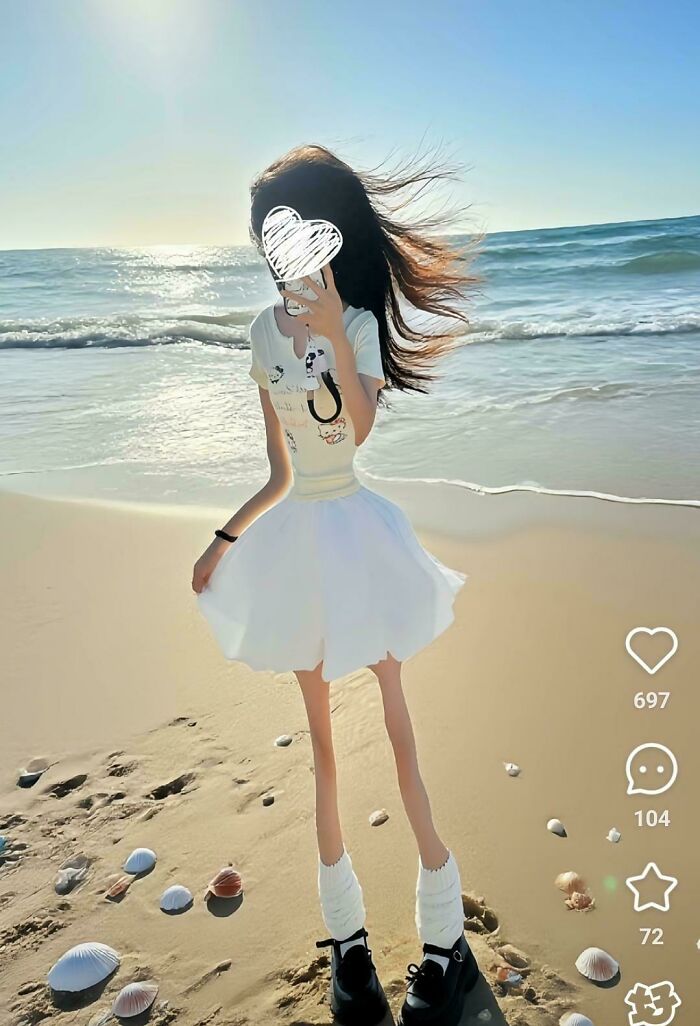 Persona en la playa con efecto distorsionado en foto, momento en Instagram donde la realidad colapsó visualmente.