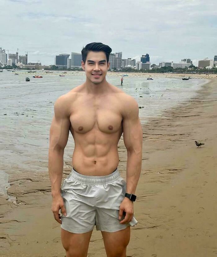 Hombre musculoso en la playa mostrando un cuerpo trabajado en uno de los momentos en los que Instagram colapsó bajo la realidad.