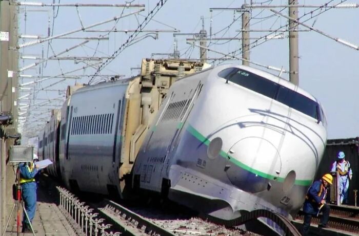 Tren bala descarrilado con trabajadores de mantenimiento inspeccionando la vía, una de las cosas interesantes que la gente encontró.