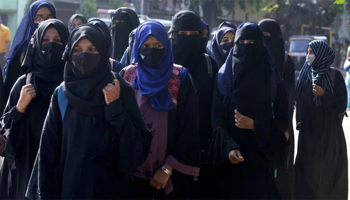Grupo de mujeres con vestimenta tradicional y mascarillas, representando cosas interesantes que la gente tenía que compartir.