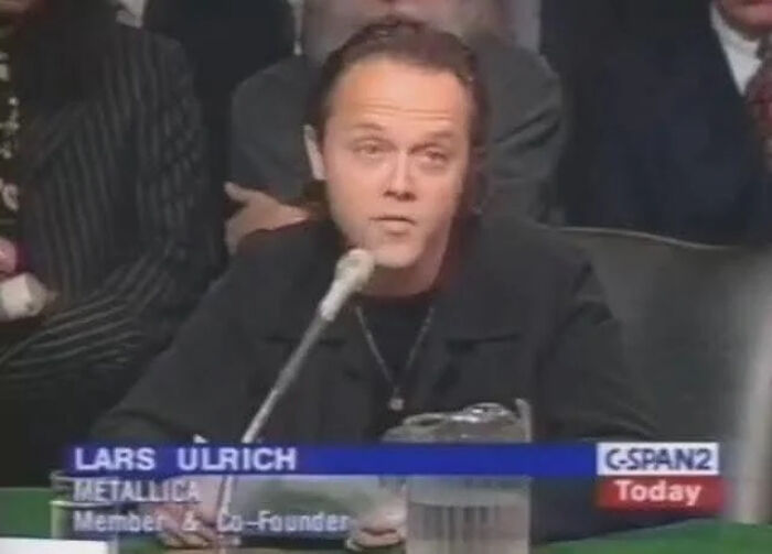 Lars Ulrich de Metallica hablando en una audiencia formal, mostrando momentos interesantes que la gente comparte.