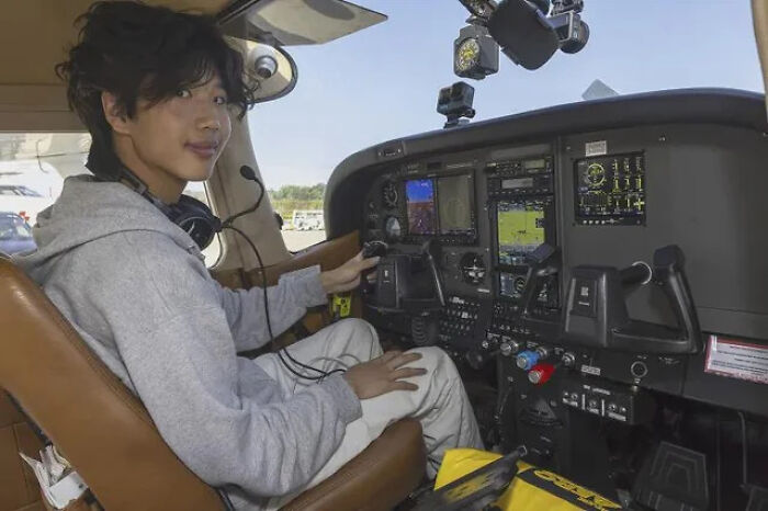 Joven sentado en cabina de avión pequeño mostrando cosas interesantes que la gente comparte sobre aviación.