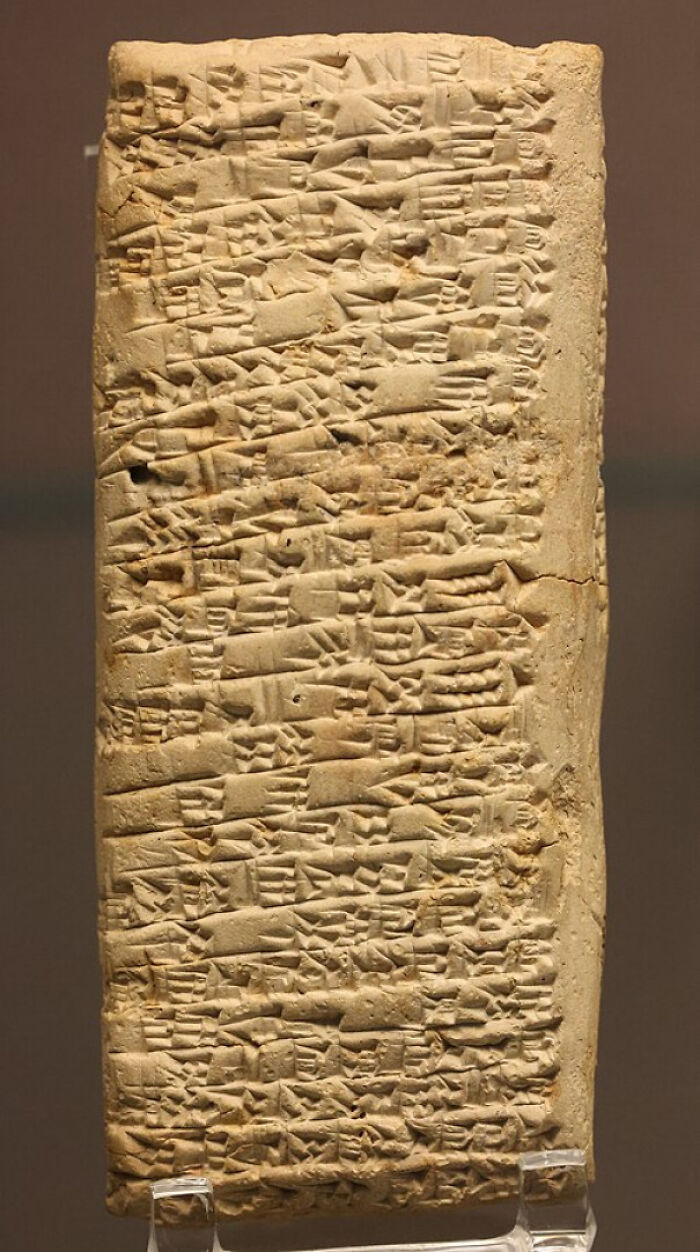 Tablet antigua de arcilla con inscripciones cuneiformes, mostrando una de las cosas interesantes que la gente tenía que compartir.