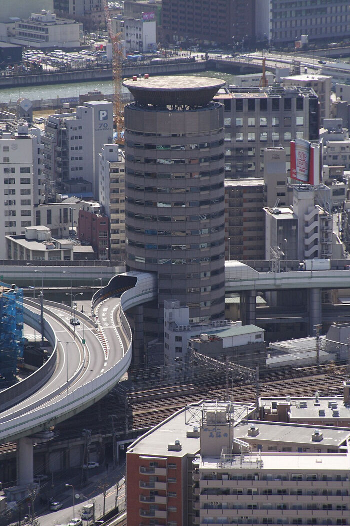 Vista aérea de estructura urbana con carretera elevada y edificios en ciudad moderna, destacando cosas interesantes que compartir.