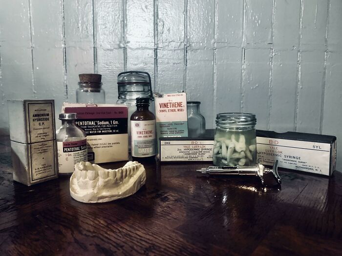 Conjunto de medicamentos y utensilios dentales antiguos que muestran vida cotidiana en la década de 1950.