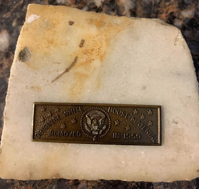 Placa metálica antigua sobre mármol, material original removido de la vida cotidiana en la década de 1950.