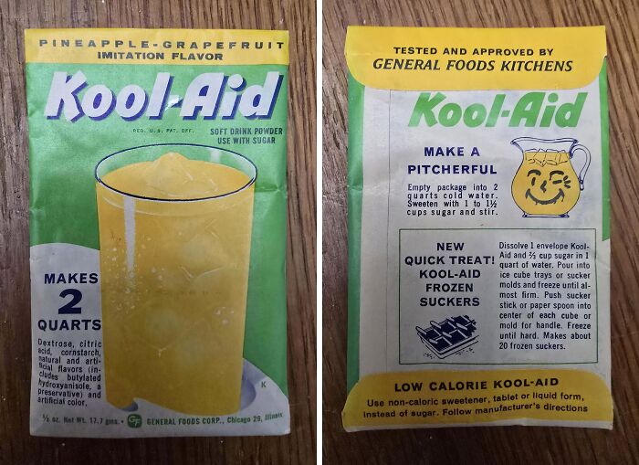 Paquete vintage de polvo para bebida Kool-Aid con sabor a piña y toronja, típico de la vida cotidiana en la década de 1950.