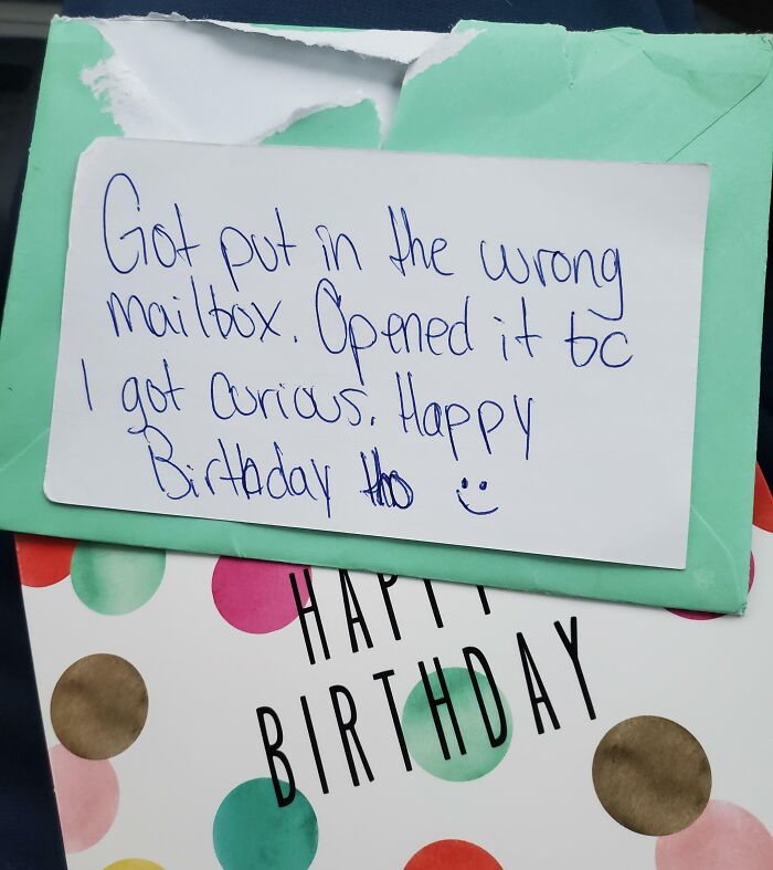 Carta de cumpleaños con nota manuscrita por un vecino mostrando un gesto mezquino y curioso en un buzón equivocado.