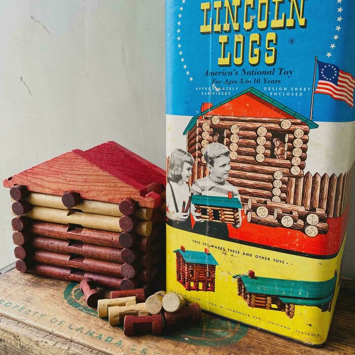 Juguete Lincoln Logs vintage con casa de madera y caja antigua, fotos de cosas que ya no existen para quienes las vieron.
