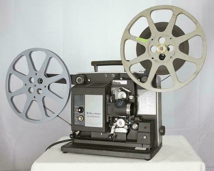 Proyector de cine antiguo con carretes de película, ejemplo de cosas que no existen en la actualidad y generan nostalgia.