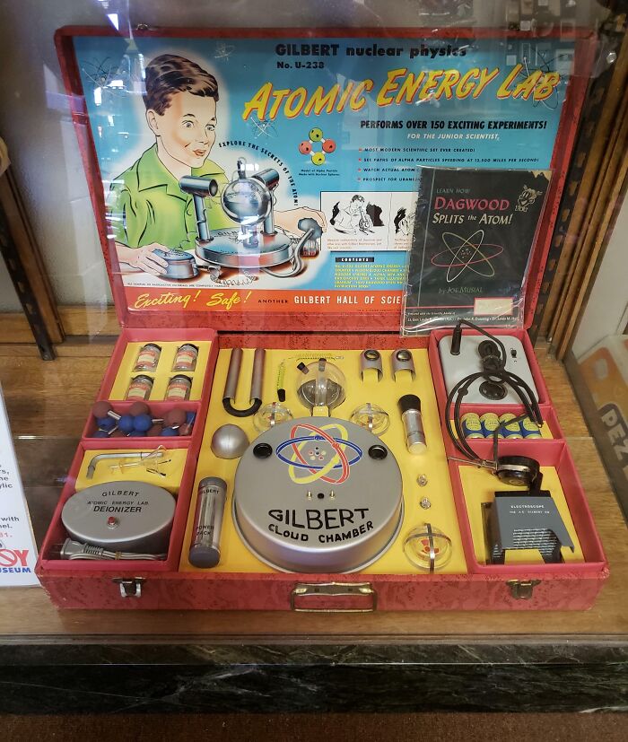 Kit de laboratorio de energía atómica Gilbert, equipo educativo que representa la vida cotidiana y ciencia en la década de 1950.