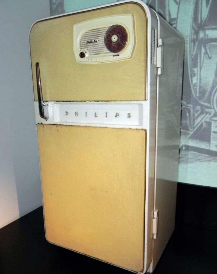 Refrigerador antiguo Philips en color amarillo, representando la vida cotidiana en la década de 1950 en el hogar.