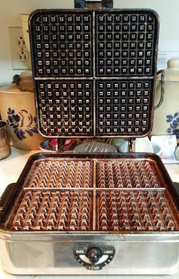 Antigua waflera metálica utilizada en la vida cotidiana en la década de 1950 para preparar waffles caseros.