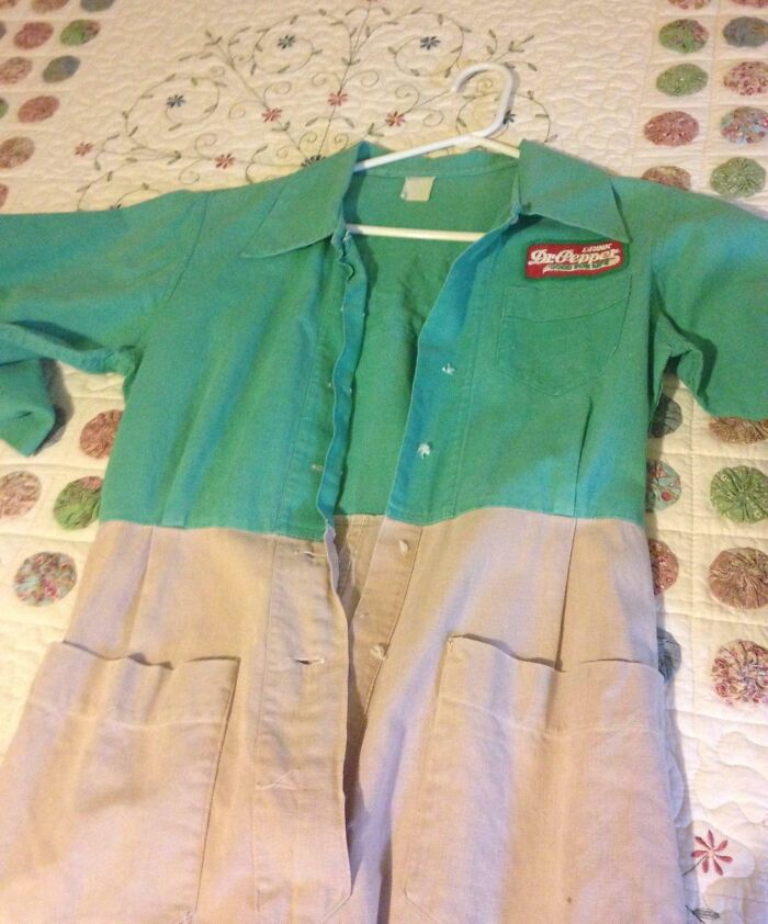 Prenda de trabajo vintage con parche de Dr. Pepper, representando la vida cotidiana en la década de 1950.