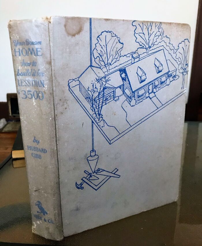 Libro antiguo sobre planos y construcción representan la vida cotidiana y arquitectura de la década de 1950.