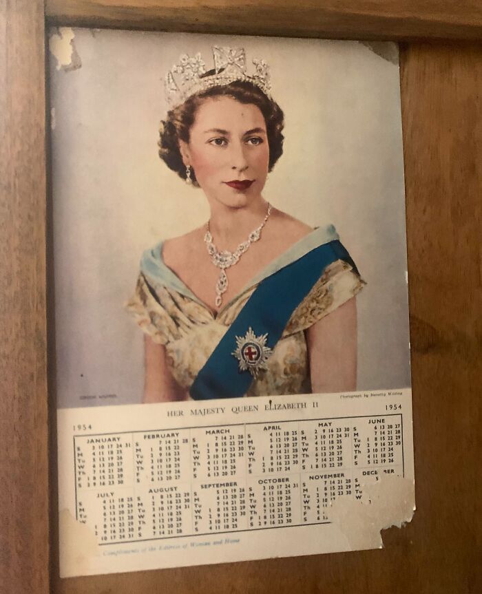 Retrato de la reina Isabel II en calendario de 1954, mostrando cómo era realmente la vida cotidiana en la década de 1950.