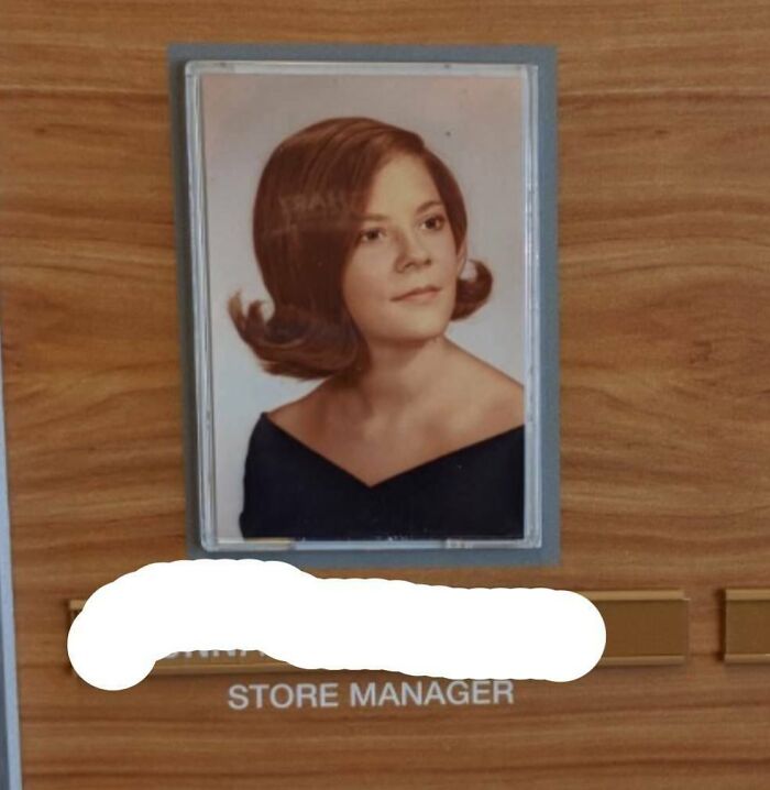 Retrato vintage de mujer joven mostrando cómo era realmente la vida cotidiana en la década de 1950 en el trabajo.