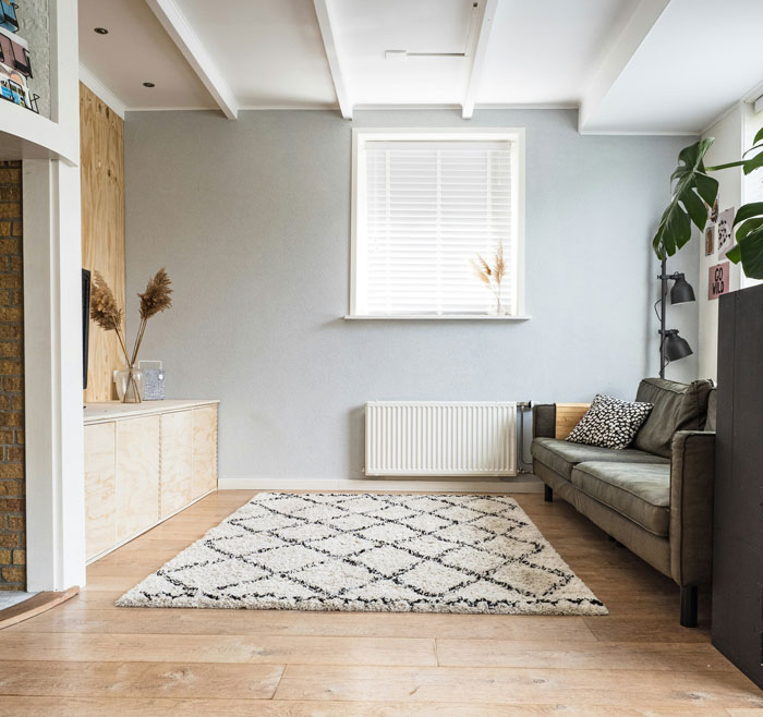 Sala de estar con decoración minimalista como ejemplo de tendencias hogareñas actuales superando lo viejo.