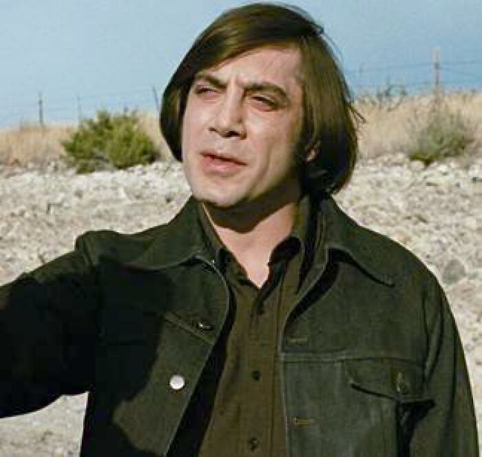 Hombre con chaqueta oscura en exterior, representando datos fascinantes que nunca dejan de sorprendernos.