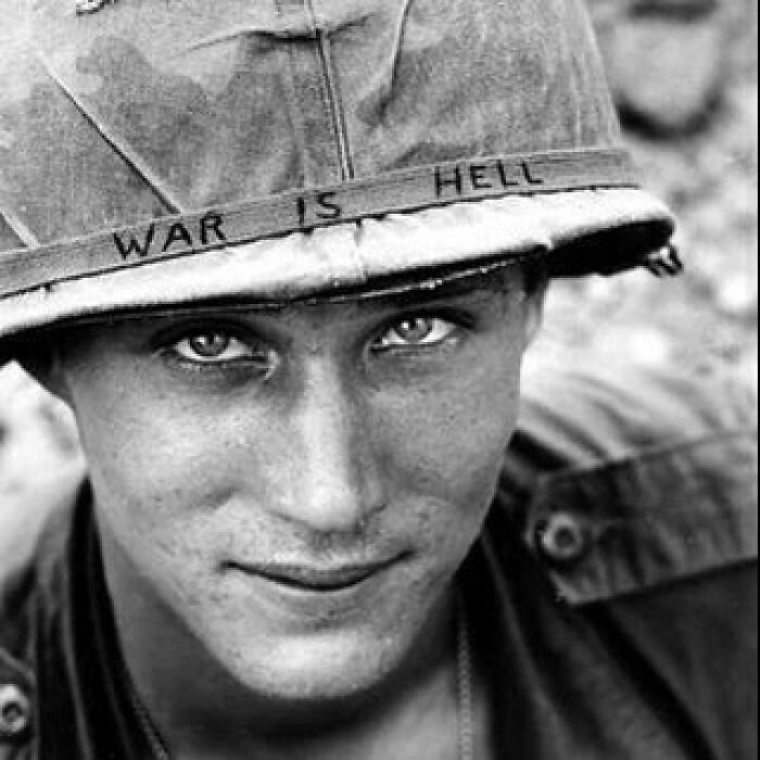 Joven soldado con casco que dice guerra es infierno, imagen histórica para datos históricos interesantes en blanco y negro.