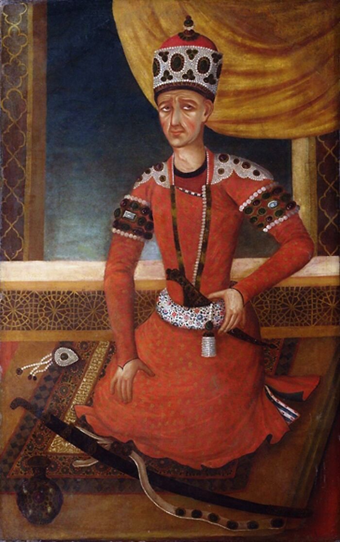 Retrato histórico de un hombre vestido con ropas tradicionales y ornamentos, destacando datos fascinantes de la historia.