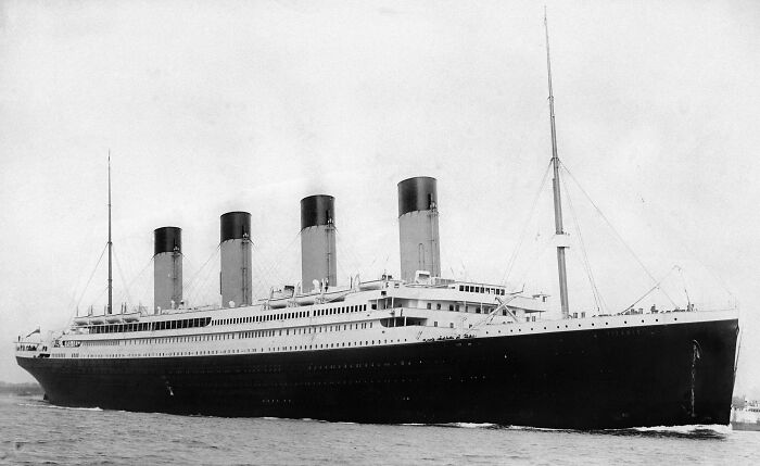Barco antiguo en alta mar, evocando secretos desquiciados, deprimentes y horribles sobre familias revelados por 20 personas.