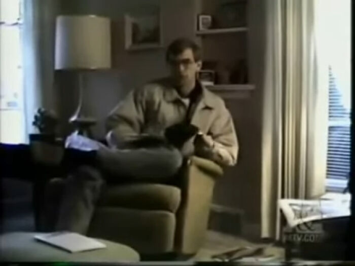 Hombre sentado en un sillón en sala con luz natural, imagen que parece normal pero es inquietante según su historia.