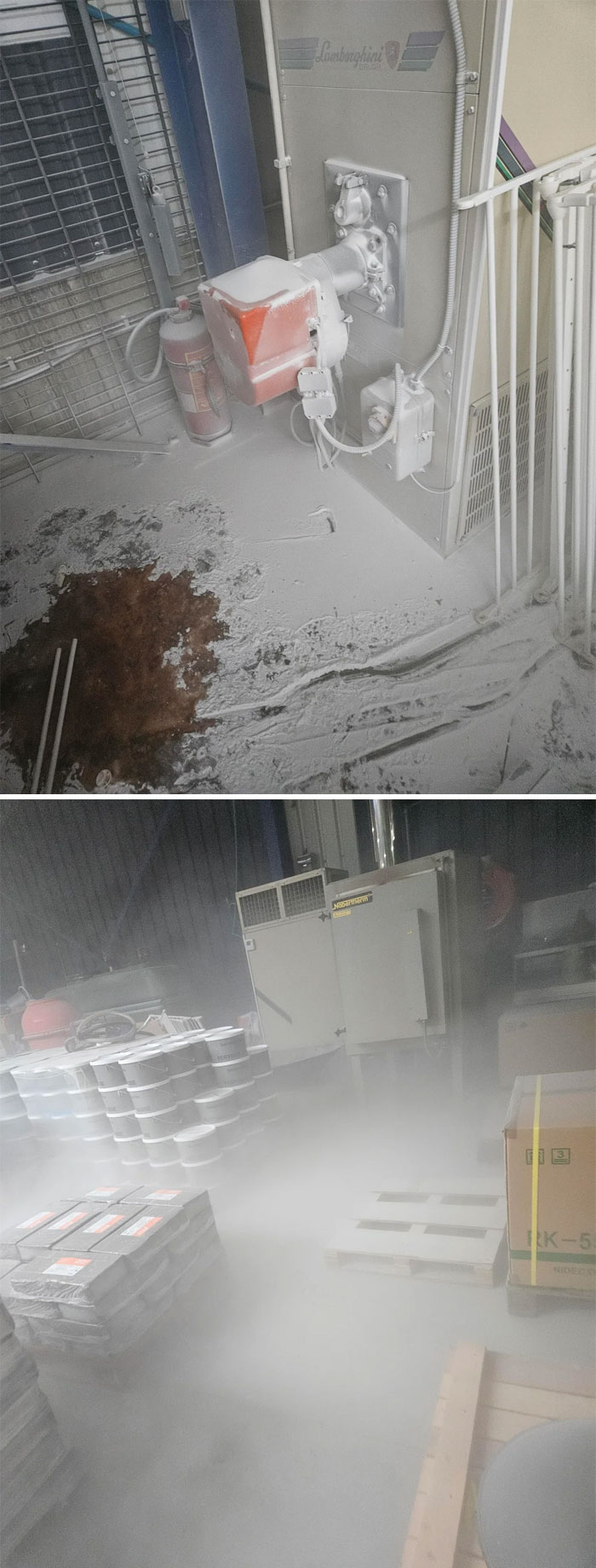 Área de trabajo industrial cubierta de polvo blanco con maquinaria y materiales esparcidos, personas con un día peor en el trabajo.