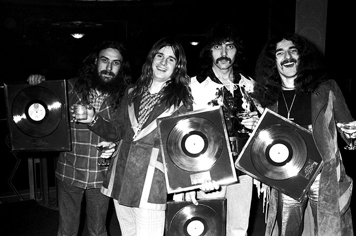 Miembros de Black Sabbath sosteniendo discos de oro, reflexionando tras las emotivas declaraciones por el fallecimiento de Ozzy Osbourne