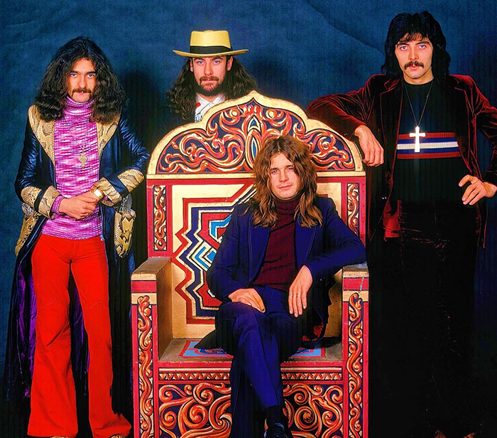 Miembros de Black Sabbath posando con ropa colorida de los 70, reflexionando sobre Ozzy Osbourne con declaraciones emotivas.