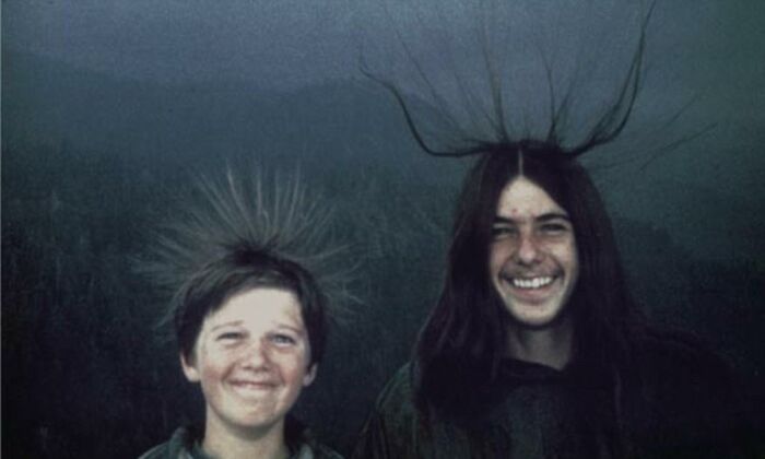 Dos jóvenes sonrientes con el cabello erizado, una foto inquietante que parece normal a simple vista.