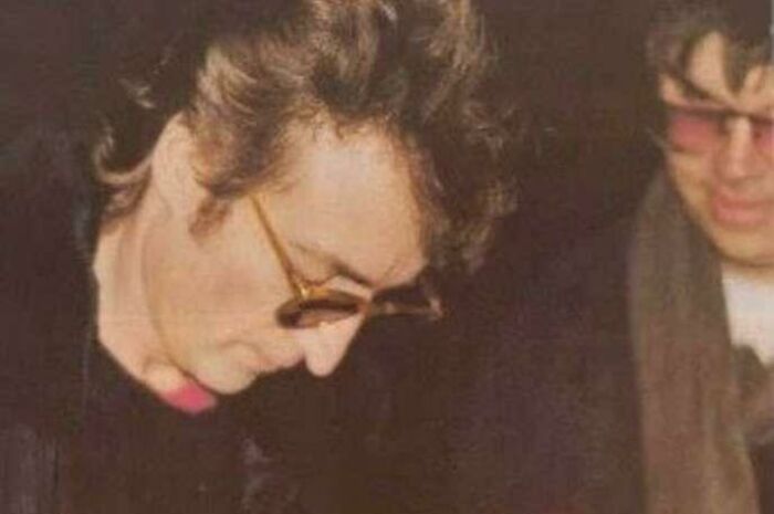 Hombres con gafas oscuras en una foto inquietante que parece normal hasta conocer su historia real.