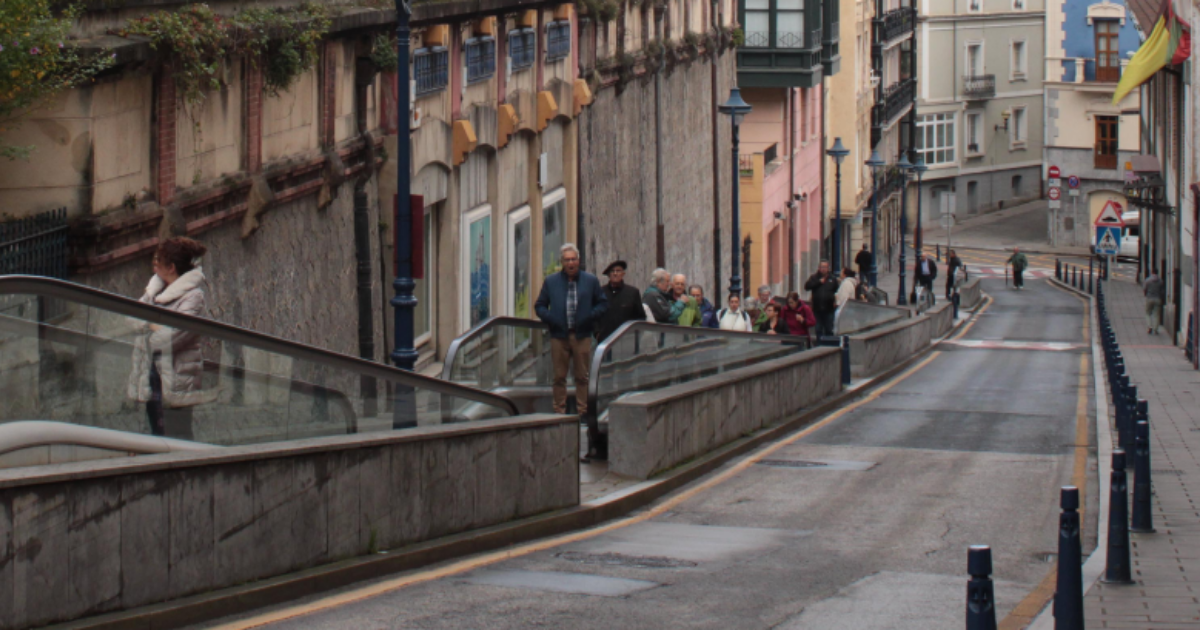 Escalera mecu00e1nica al aire libre en calle de ciudad europea como detalle ingenioso en la vida cotidiana urbana.