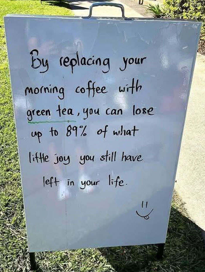 Cartel con mensaje humorístico sobre café y té verde, mostrando el ingenio típico de papás divertidos en la vida diaria. Cartel con mensaje humorístico sobre café y té verde, mostrando el ingenio típico de papás divertidos en la vida diaria.
