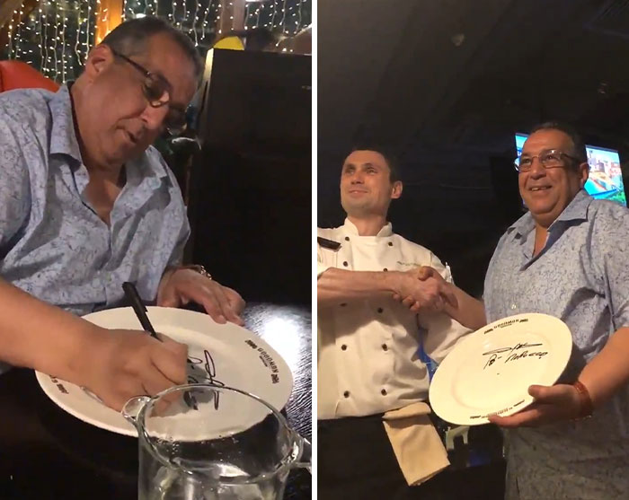 Hombre divertido firmando un plato y sonriendo mientras posa con otro hombre en un evento social nocturno. Hombre divertido firmando un plato y sonriendo mientras posa con otro hombre en un evento social nocturno.