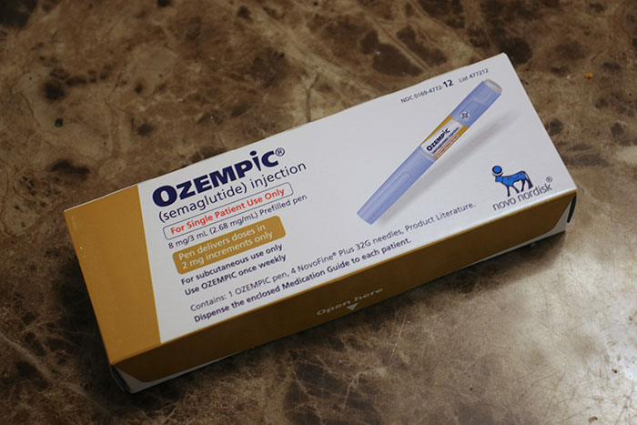 Caja de inyección Ozempic sobre mesa, medicamento de semaglutida para tratamiento con agujas y dosis precisas.