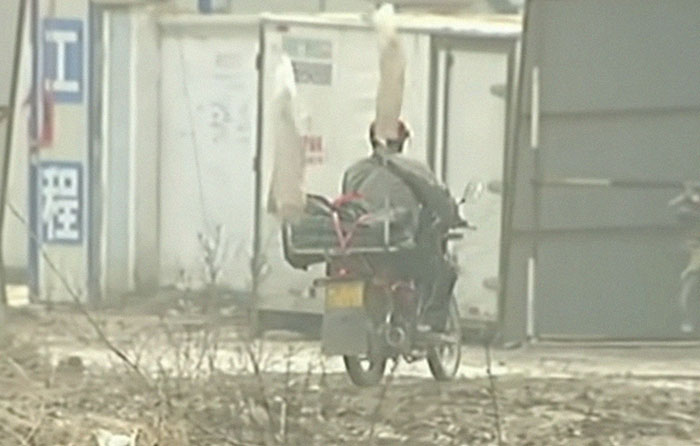 Persona en moto con carga en la parte trasera transitando por zona industrial, ilustrando datos sorprendentes y poco conocidos.