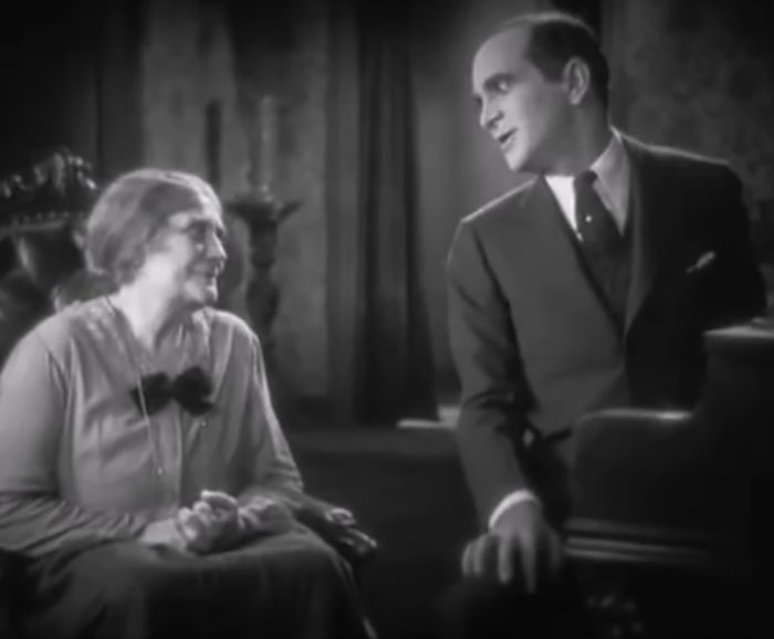 Hombre y mujer en escena clásica hablando sobre datos sorprendentes que demuestran lo poco que sabemos realmente.