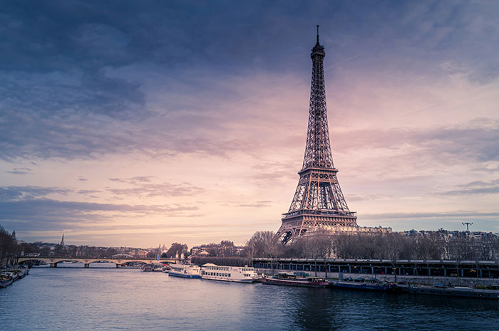 Vista panorámica de la Torre Eiffel en París al atardecer, ilustrando datos sorprendentes sobre lo poco que sabemos.
