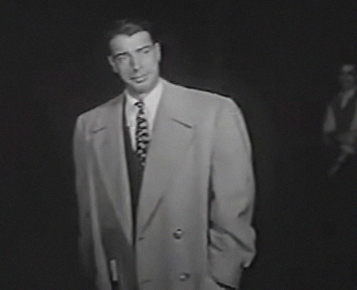Hombre con abrigo antiguo en blanco y negro, ilustrando datos sorprendentes que demuestran lo poco que sabemos en realidad.