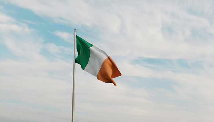 Bandera de Irlanda ondeando con cielo nublado de fondo, representando datos sorprendentes y poco conocidos hoy aprendí.