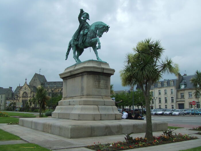 Estatua ecuestre histórica en plaza urbana simbolizando momentos famosos que cambiaron el curso de la historia.